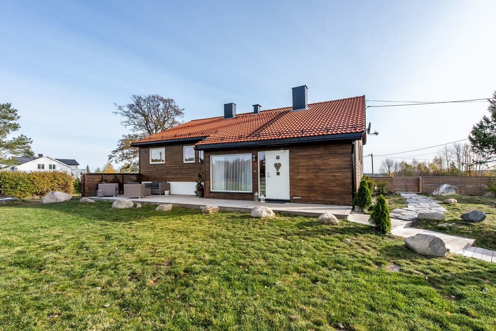 Enebolig med mørk trekledning sett fra hagen, Vestby