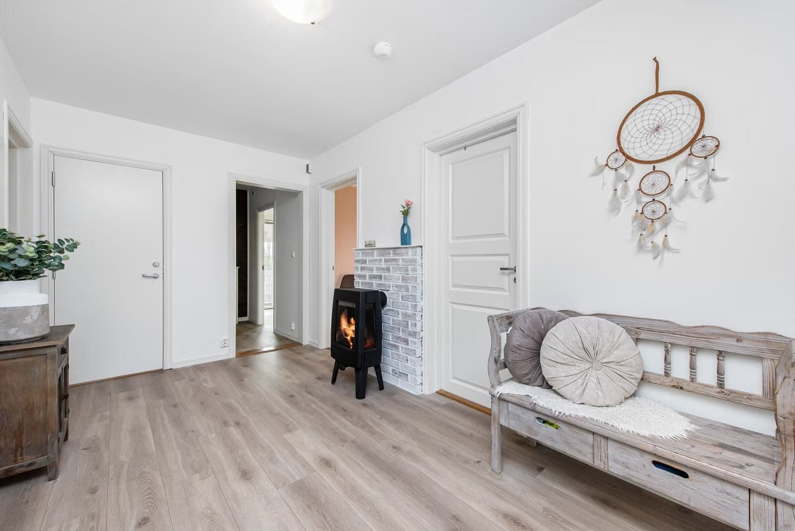 Entréen sett mot stuen, med ovn og listverk, Vestby