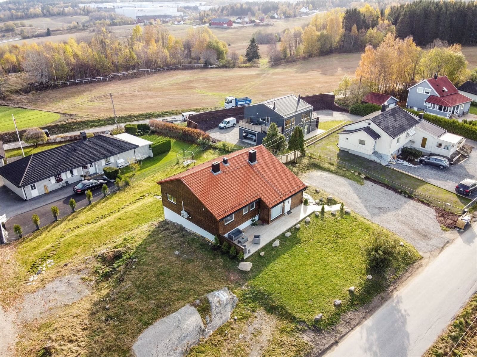 Flyfoto av eiendommen og tomten sett ovenfra, Vestby