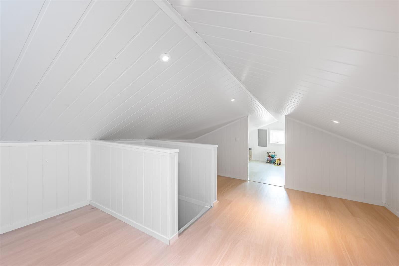 Innredet loft over garasjen med skråtak og lyst gulv, Vestby