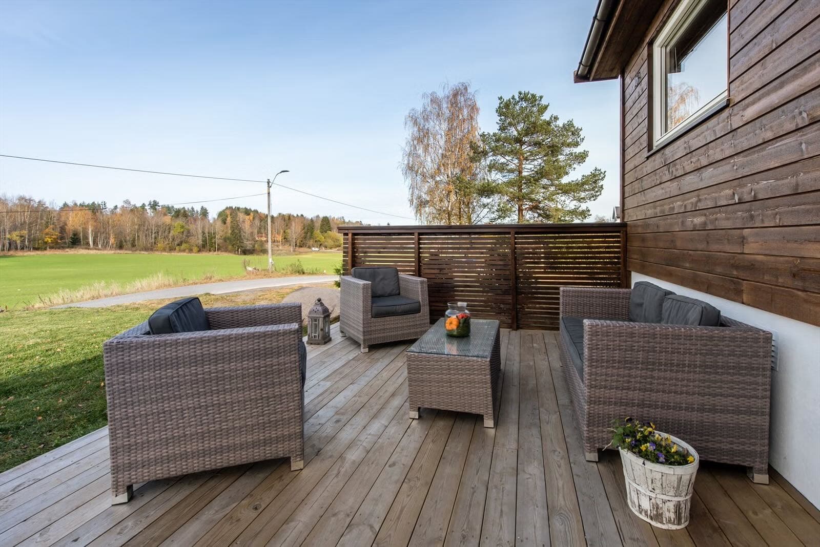 Terrasse med sittegruppe og utsikt over jordbrukslandskap, Vestby