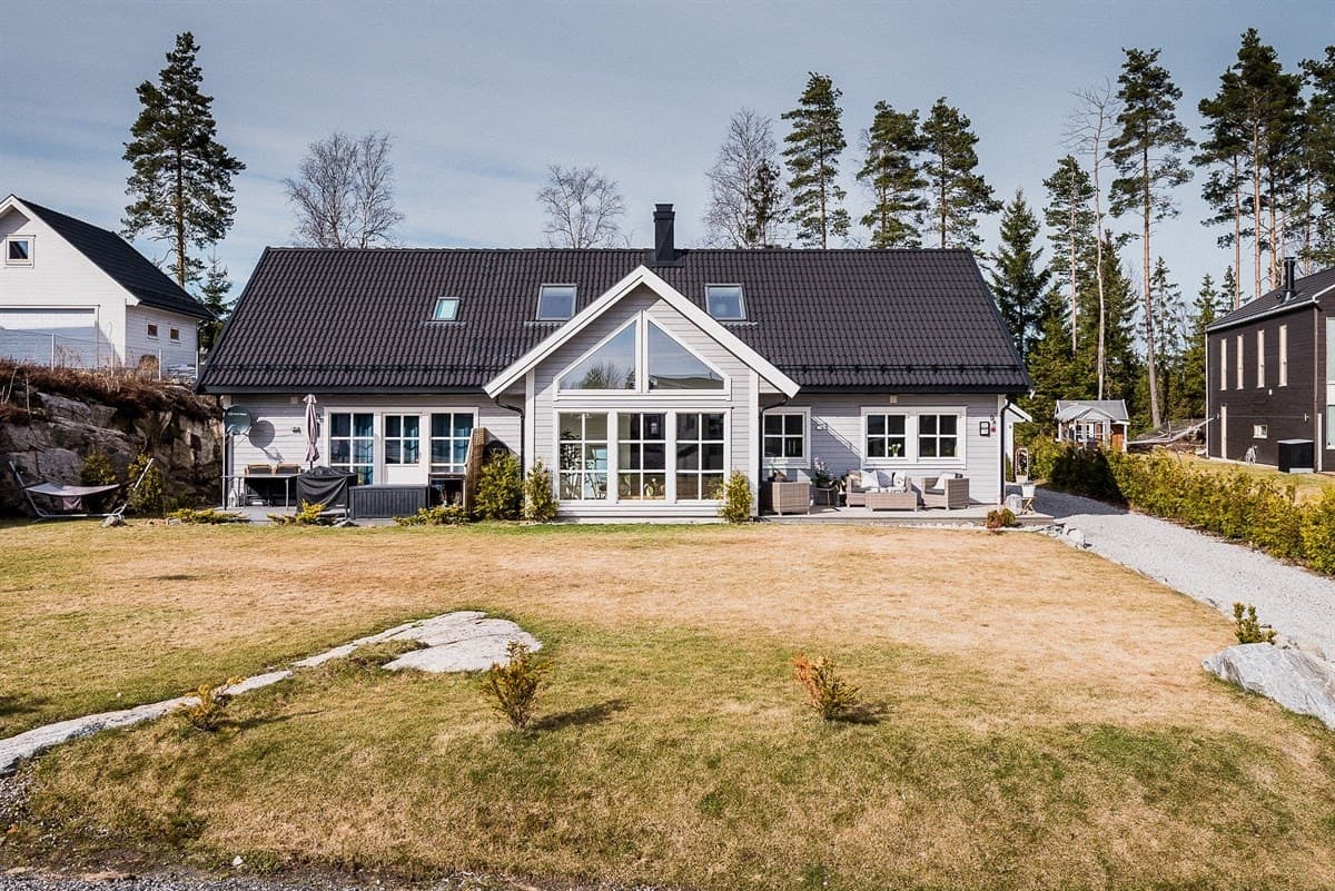 Gavlvegg med store vinduer på den nye eneboligen, Vestby