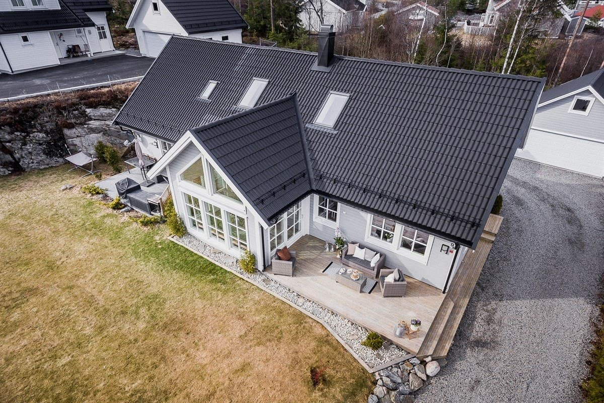 Flyfoto av boligen og den møblerte terrassen sett ovenfra, Vestby