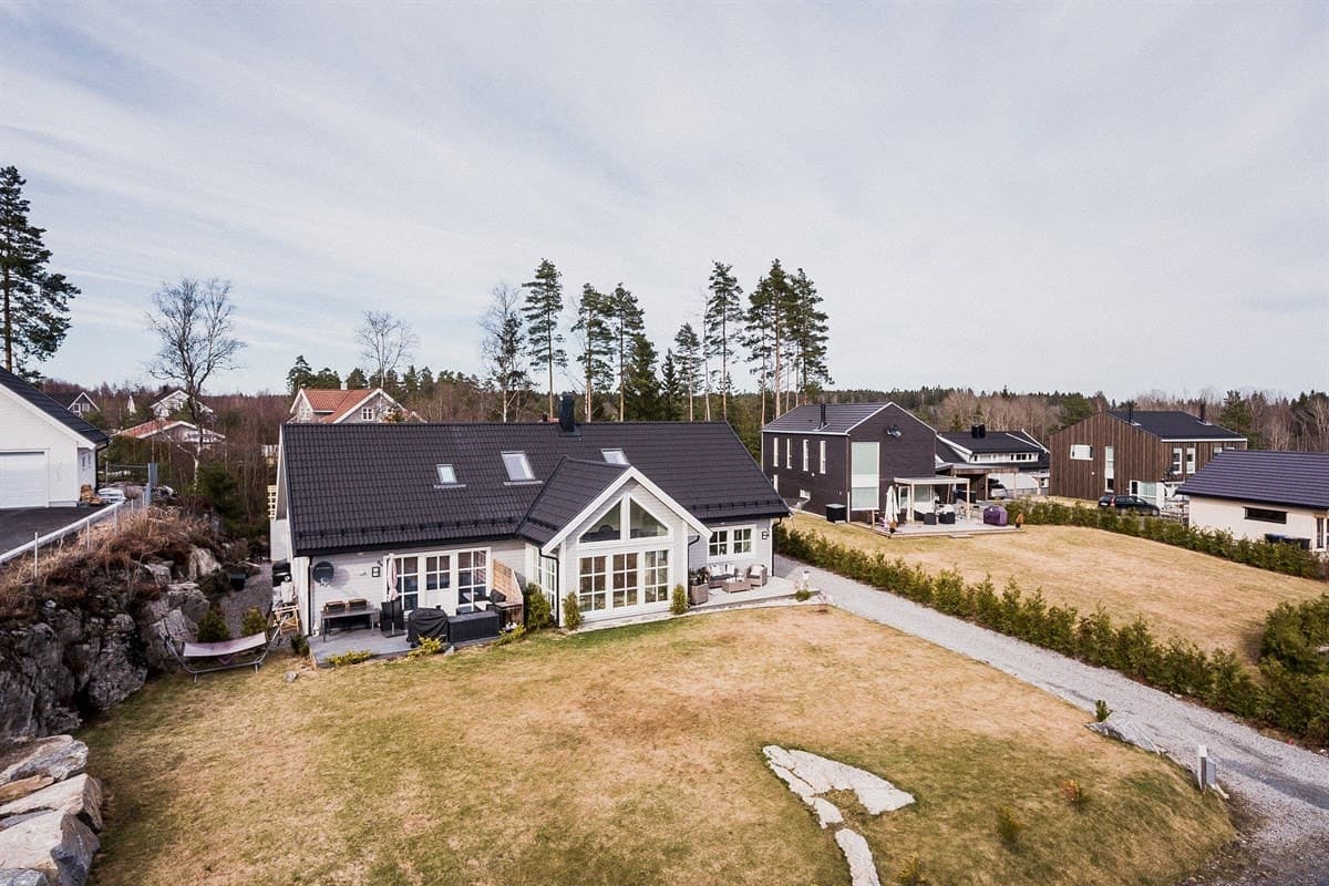Flyfoto av eiendommen og tomten, Vestby