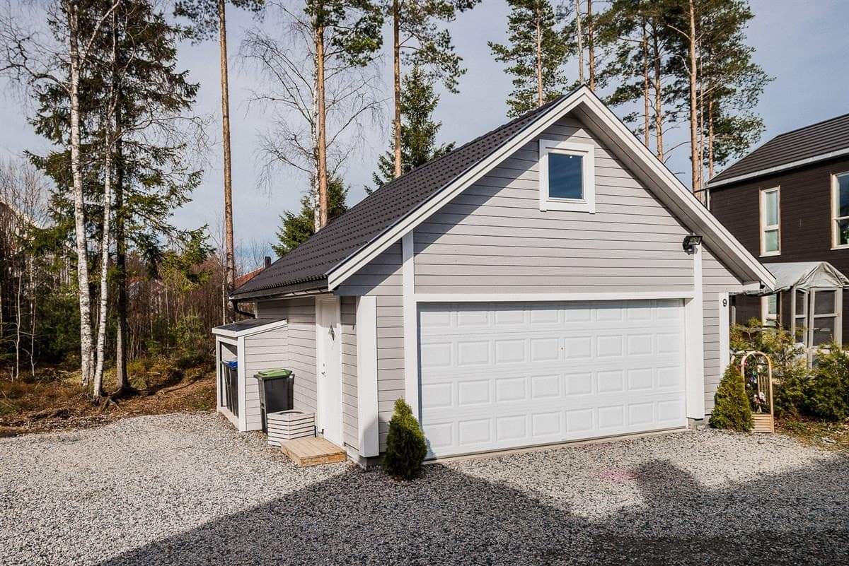 Frittstående dobbelgarasje med grusinnkjørsel, Vestby