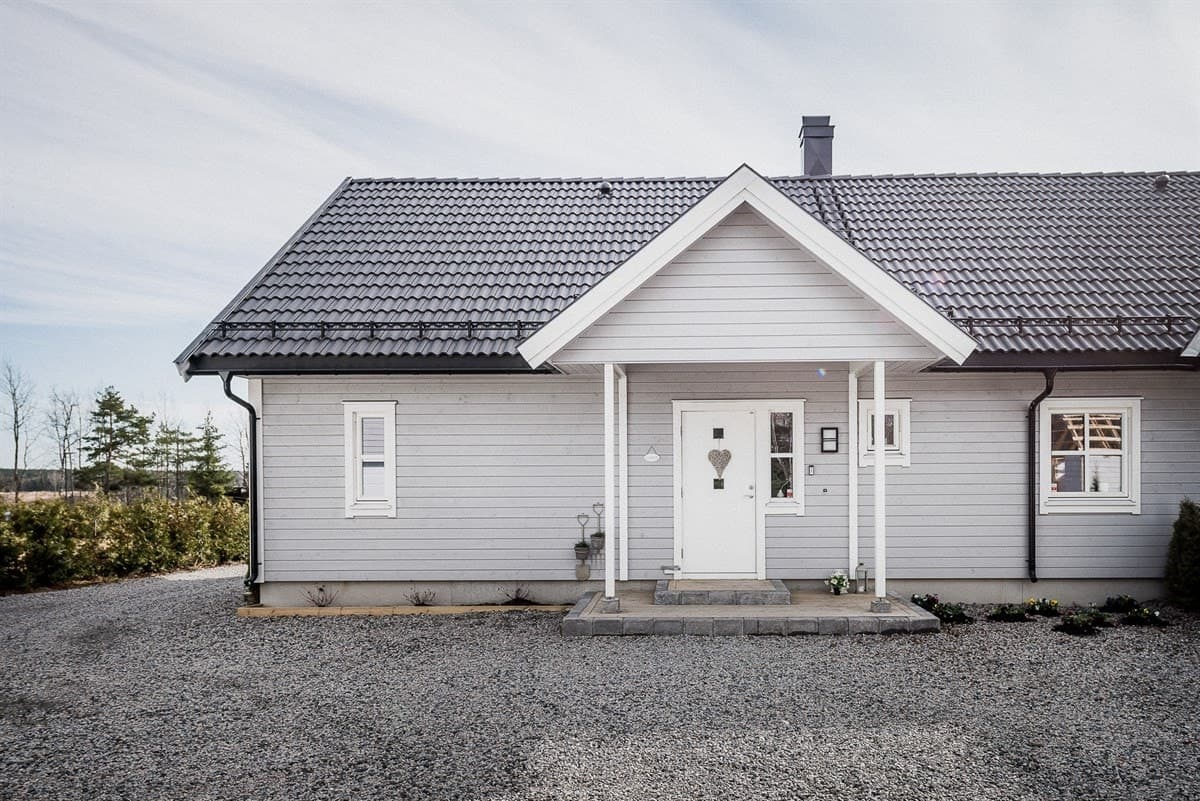 Inngangsparti med overbygd trapp foran hovedinngangen, Vestby