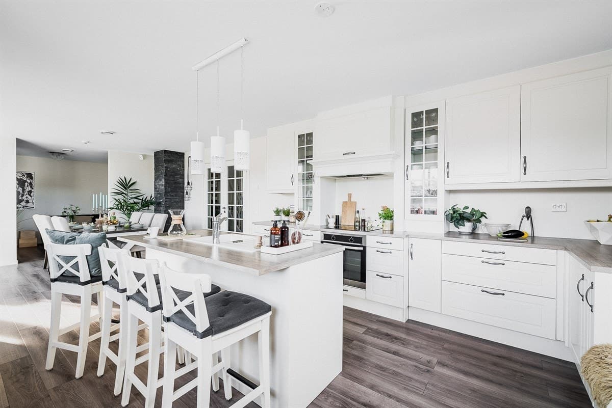 Kjøkkenøy med barkrakker sett mot stuen, Vestby