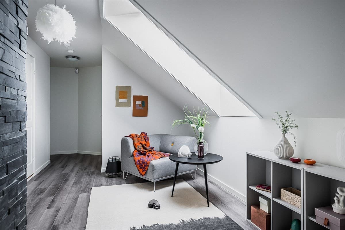 Loftsstue med skråtak og steinvegg, mulig utleiedel, Vestby