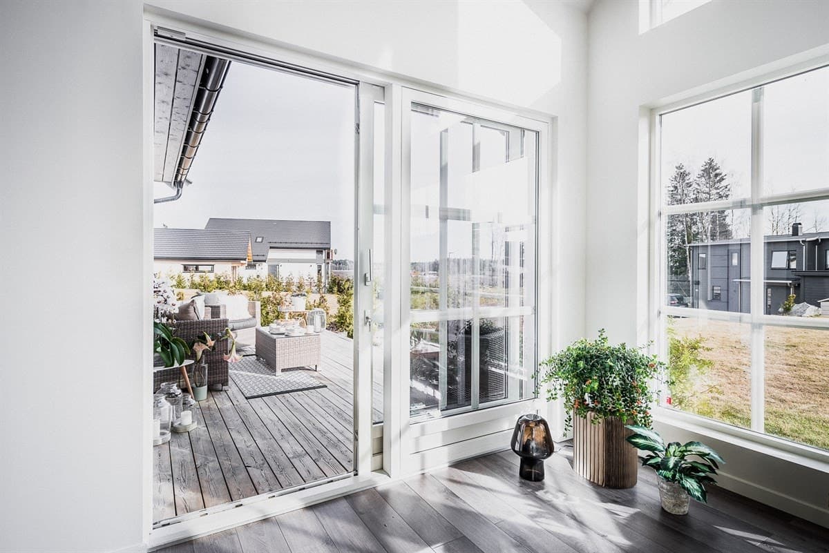 Store glassdører fra stuen ut til terrassen, Vestby