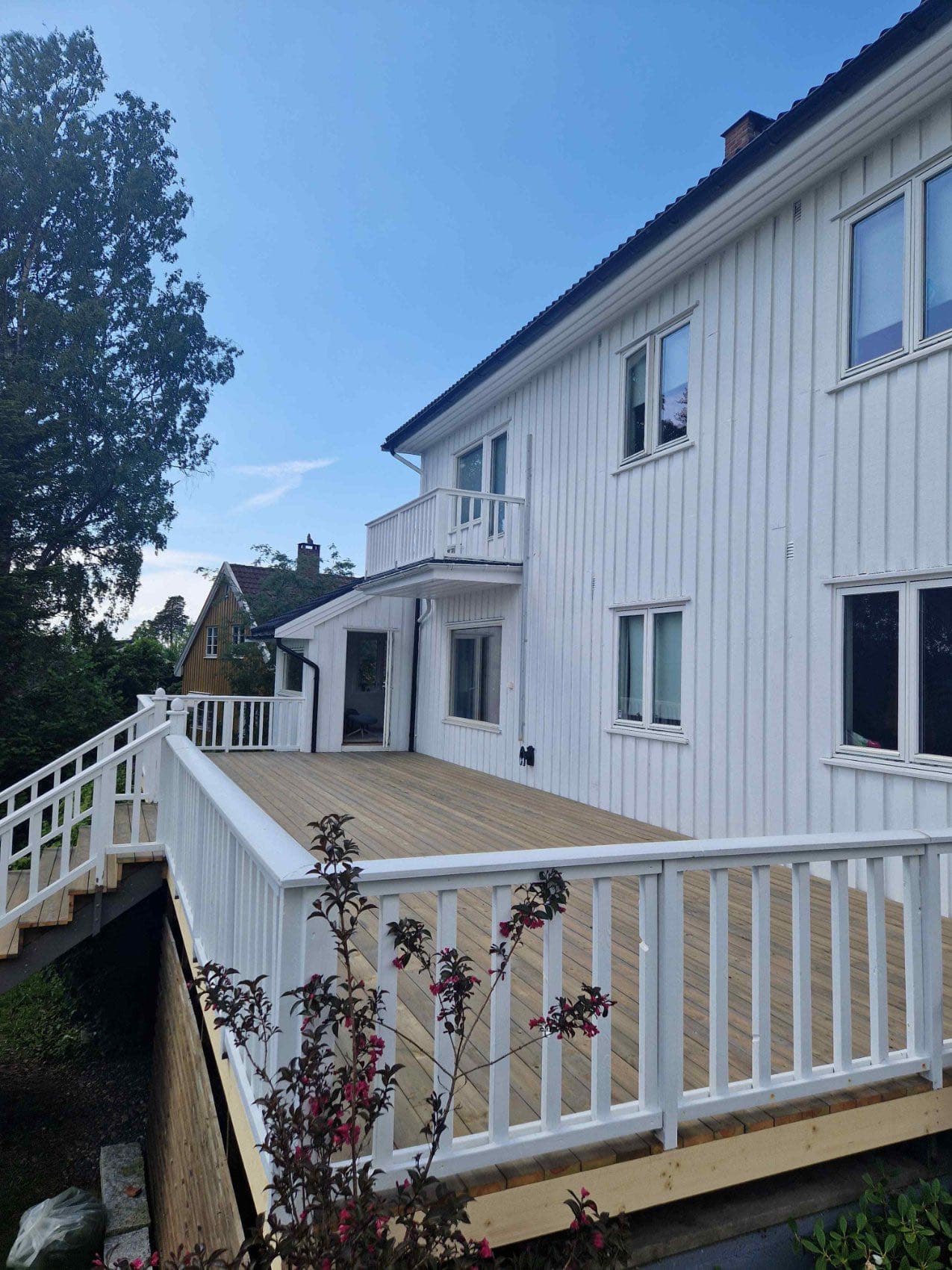 Ny terrasse i royalimpregnert tre med hvitt rekkverk på sjønær bolig, Moss-Jeløy