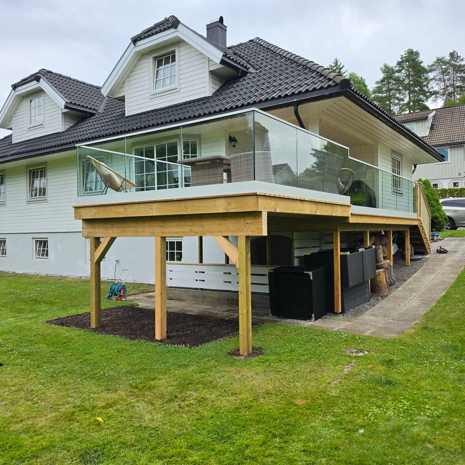 Utvidet terrasse på søyler sett fra hagen, med plass til oppbevaring under, Son