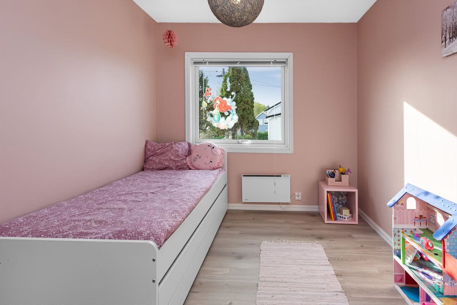 Barnerom med rosa vegger og nytt gulv etter totaloppussing, Vestby