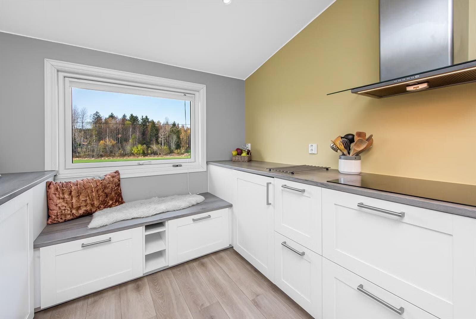 Kjøkkenkrok med sittebenk og vindu mot hagen, under skråtak, Vestby