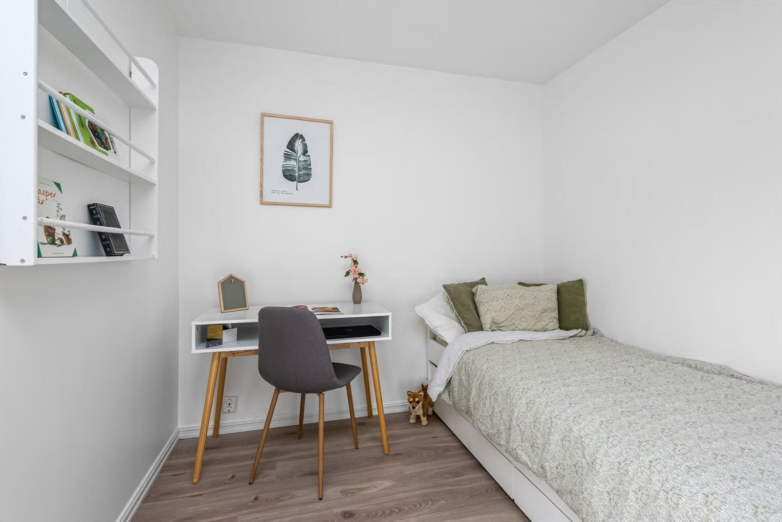 Mindre soverom med skrivebord og nytt gulv, Vestby