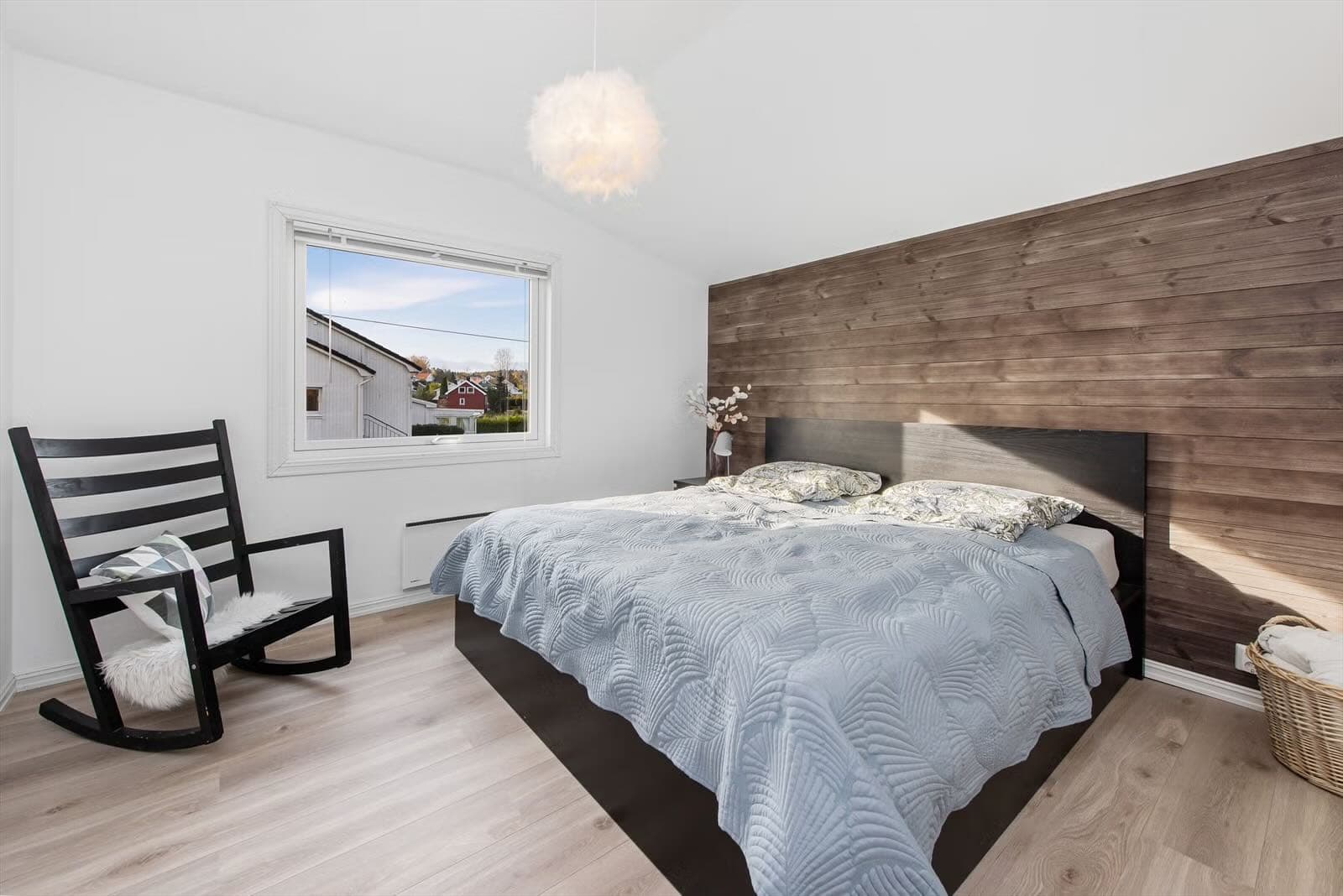 Soverom med panelt vegg i tre bak sengen, under skråtak, Vestby
