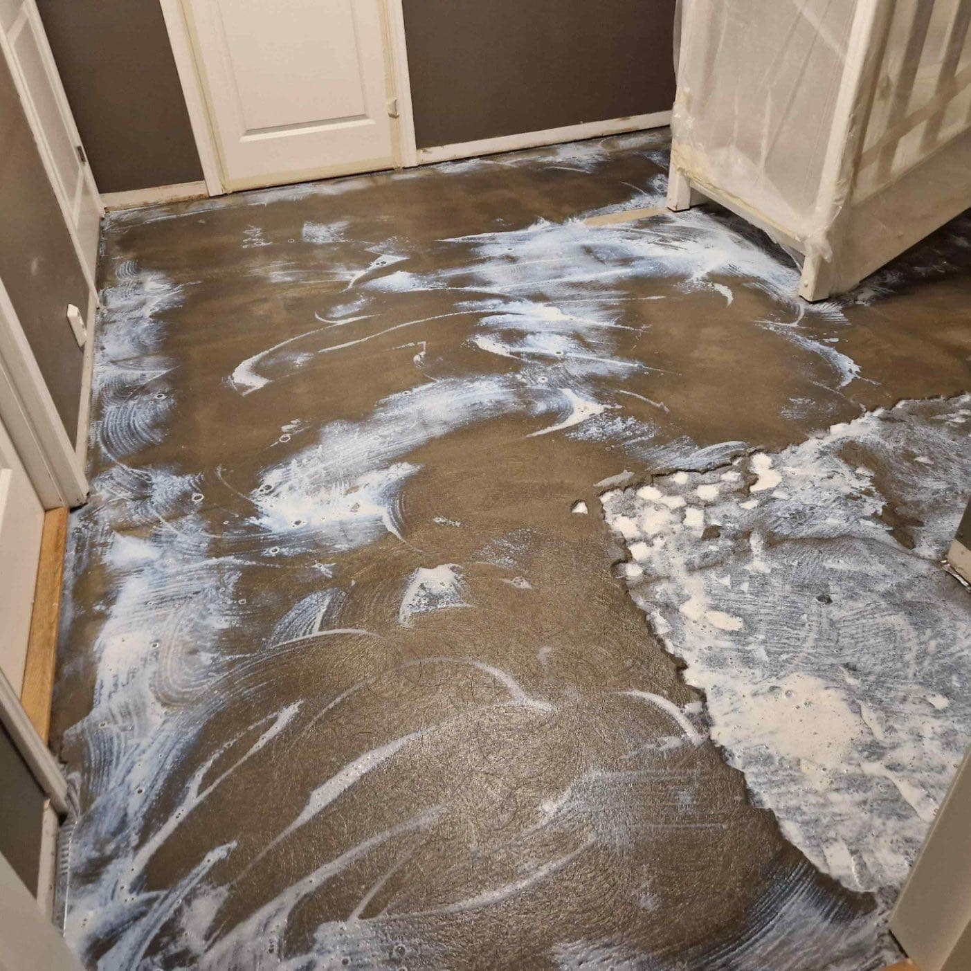 Gulv under klargjøring og behandling under innvendig renovering, Son