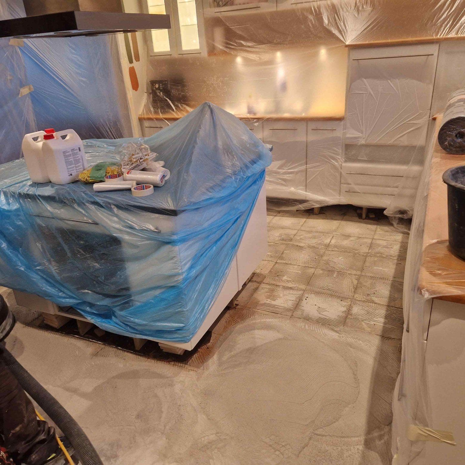 Kjøkken tildekket med plast og gulv klargjort under innvendig oppussing, Son
