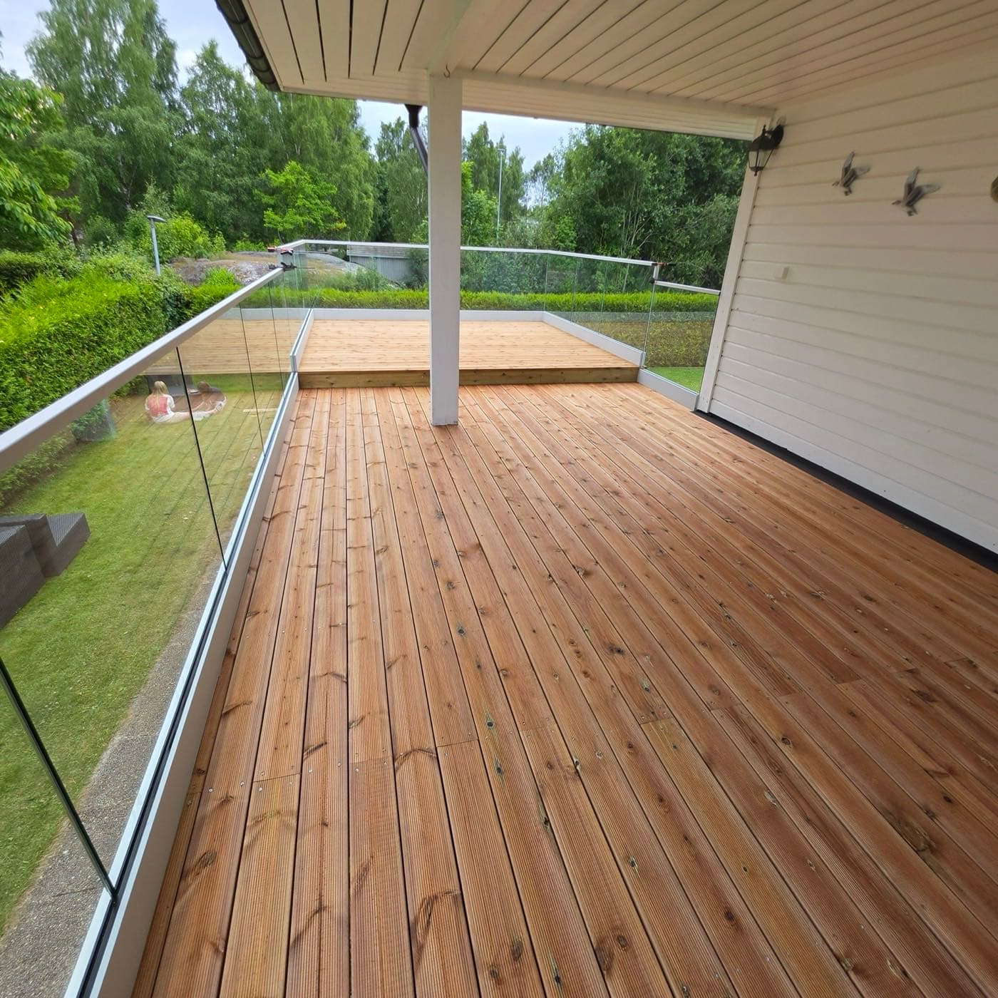 Overbygd terrassedekke med utsikt mot hage, Ås