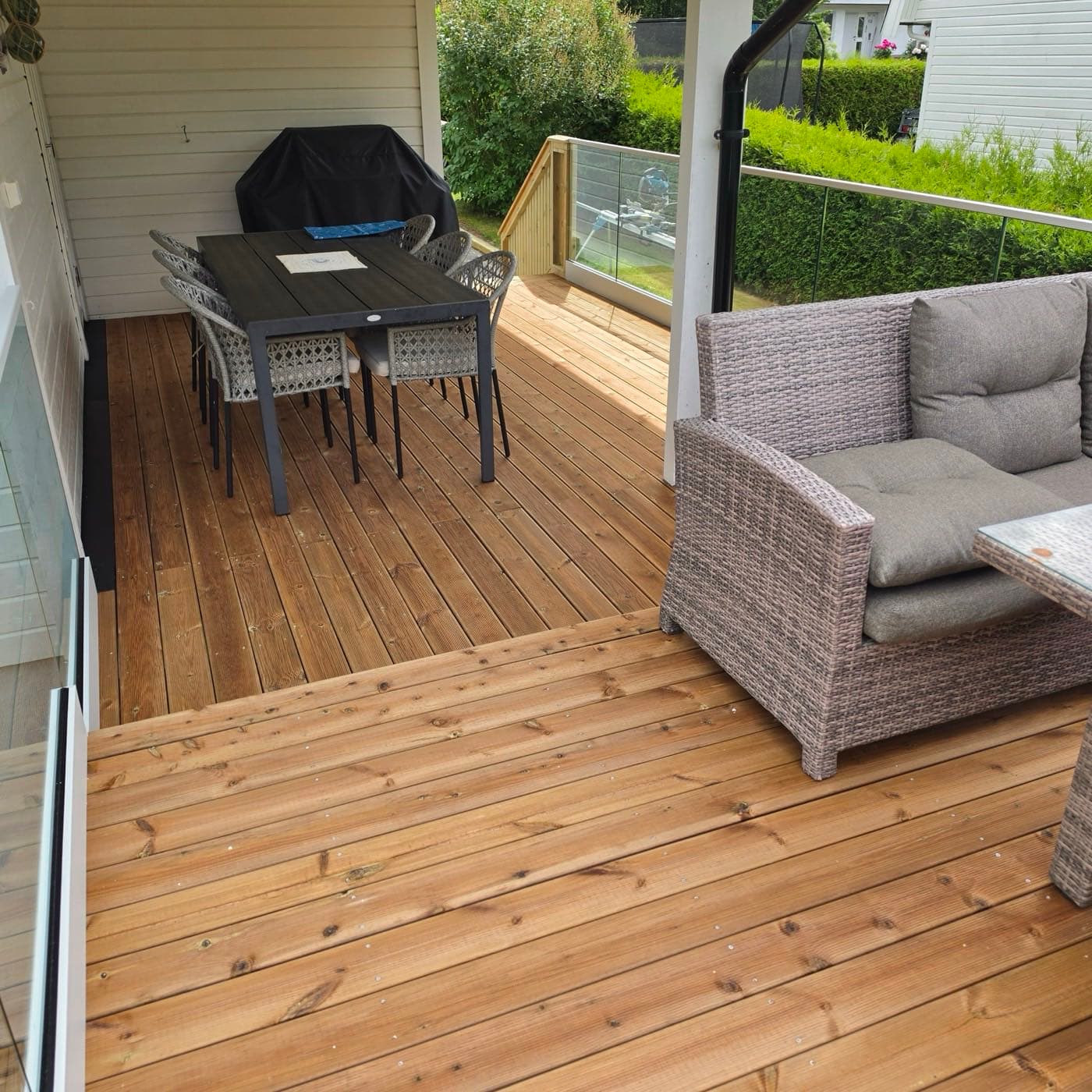 Ferdig møblert overbygd terrasse med spisebord og sittegruppe, Ås