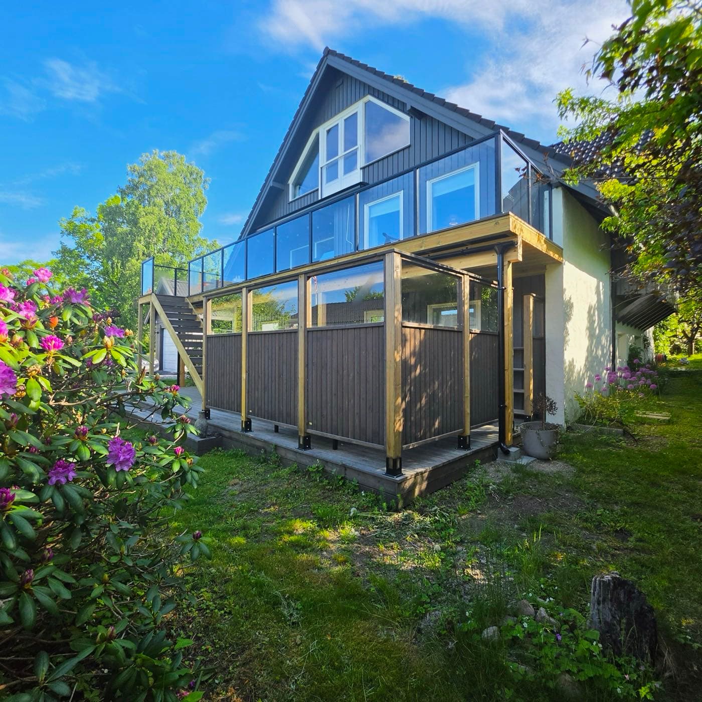 Overbygd terrasse med glassrekkverk, Ås